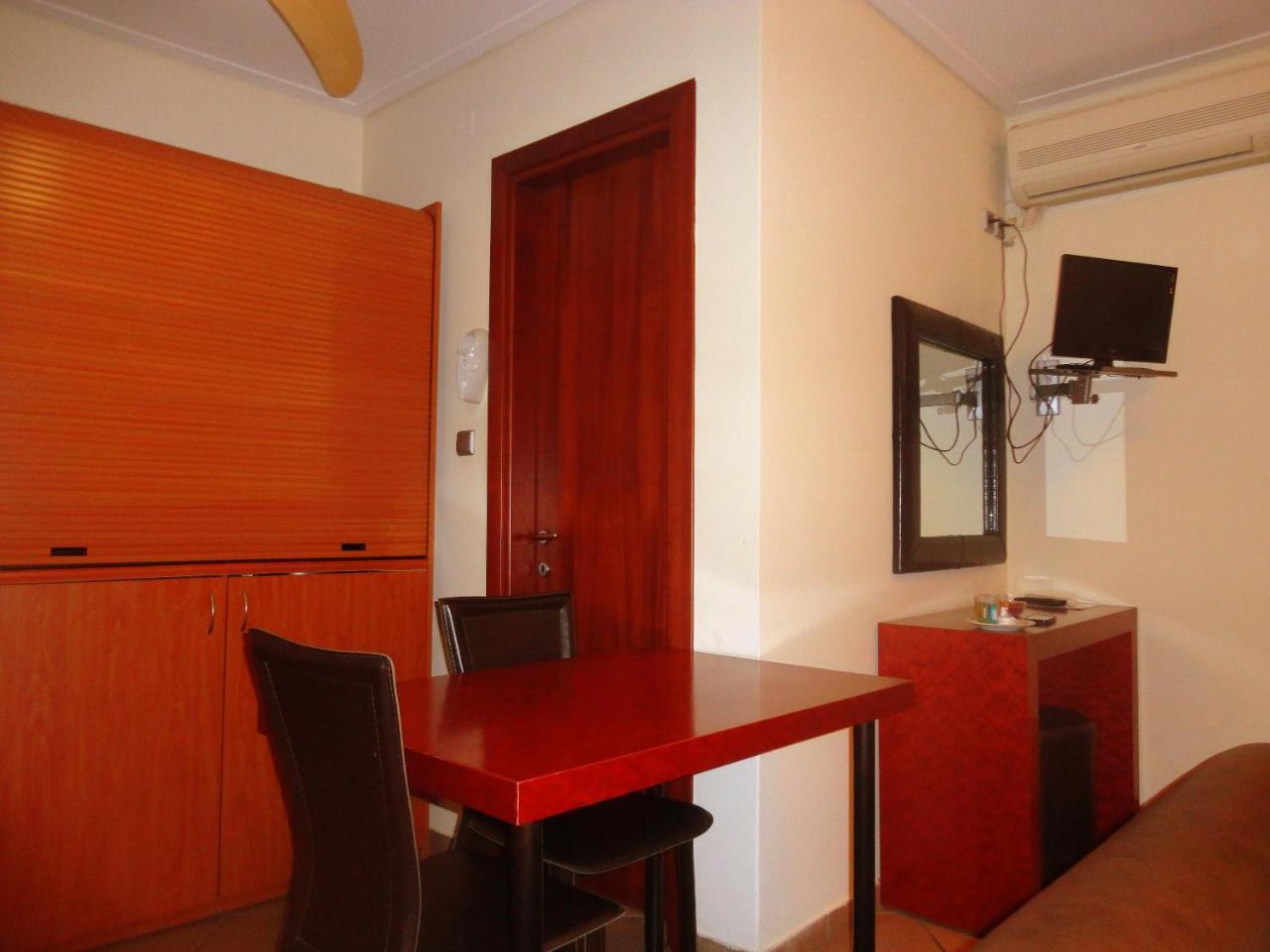 Lirio Guest House Makrakomi Exterior photo