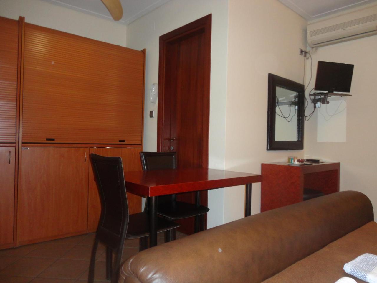Lirio Guest House Makrakomi Exterior photo